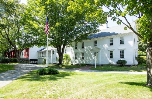 Deering House | MilBryn Lodge of Deering- Enchanting and Romantic