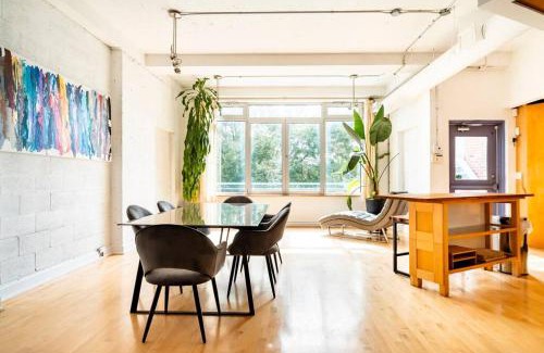 Mile End Apartment | MileEnd - Huge Bright & Modern Loft Suite - KingBed