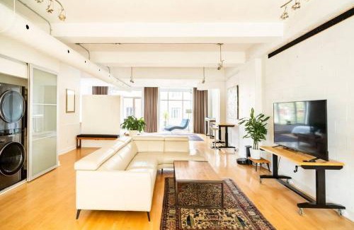 Mile End Apartment | MileEnd - Huge Bright & Modern Loft Suite - KingBed