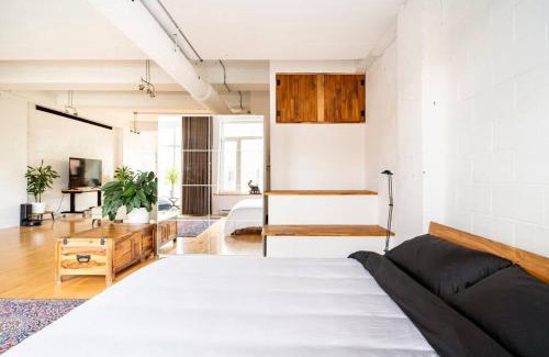 Mile End Apartment | MileEnd - Huge Bright & Modern Loft Suite - KingBed