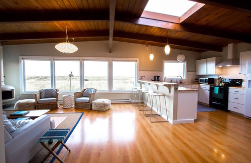 Manzanita House | Miles of beach outside your door- Amazing Oceanfront Home!