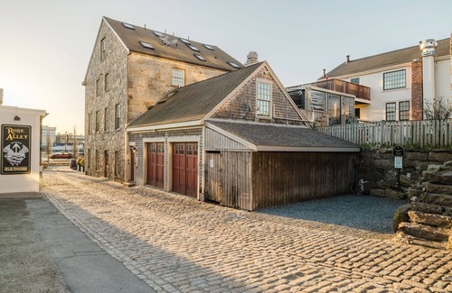 New Bedford Apartment | Millie's-Historic New Bedford, 2BR w. water views