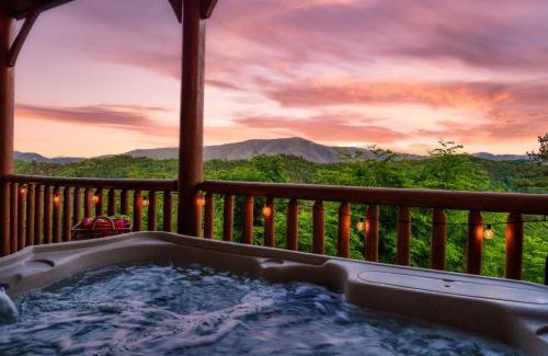 Gatlinburg - Pigeon Forge House | Million Dollar View, Hot Tub, 2 Master King Ensuite, Game Room