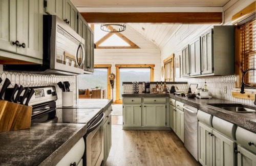 Gatlinburg - Pigeon Forge House | Million Dollar View, Hot Tub, 2 Master King Ensuite, Game Room