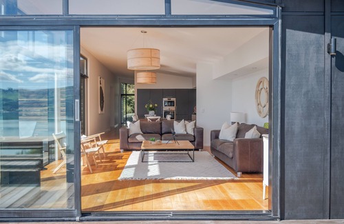 Akaroa House | Million Dollar View - Takamatua Holiday Home