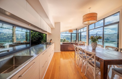 Akaroa House | Million Dollar View - Takamatua Holiday Home
