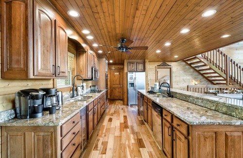 Gatlinburg - Pigeon Forge House | Million $ Views Hot Tub Game Room Sleeps 21