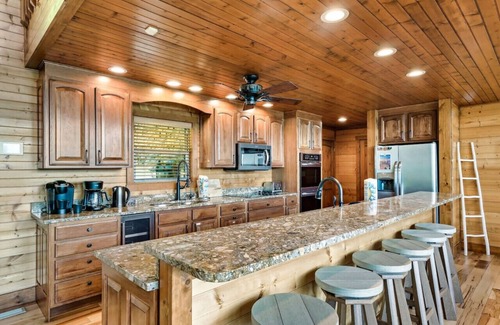 Gatlinburg - Pigeon Forge House | Million $ Views Hot Tub Game Room Sleeps 21
