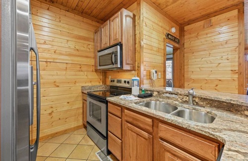Gatlinburg - Pigeon Forge House | Million $ Views Hot Tub Game Room Sleeps 21