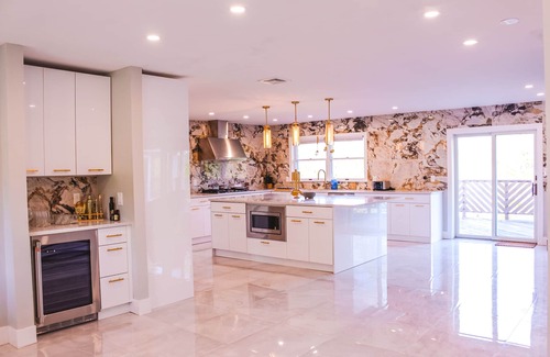 Chester House | Millionare Mansion w/Lrg Hot Tub on 1.5 Acres - fun activities all around!