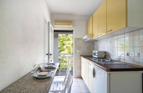 Milna Apartment | Milna is an ideal place by the sea to experience a wonderful and relaxing vacation.