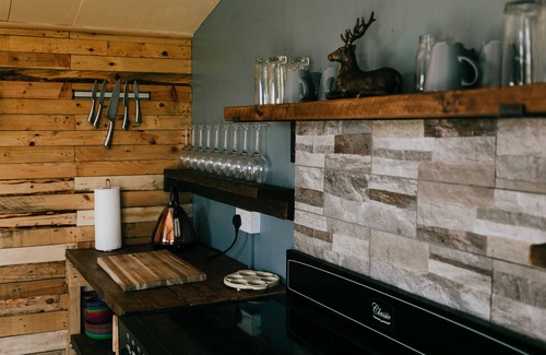 Burton on Trent Cabin | Milne’s Corner luxury Yurt at Peake’s Retreats glampsite. Sleeps 6 with hot tub
