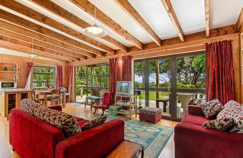 Parapara House | Milnthorpe Cottage - Golden Bay Holiday Home