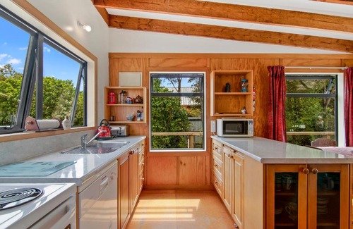 Parapara House | Milnthorpe Cottage - Golden Bay Holiday Home
