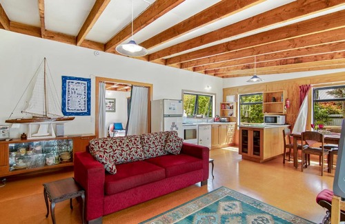 Parapara House | Milnthorpe Cottage - Golden Bay Holiday Home