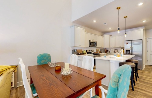 Frankford House | Milo's Haven pet friendly townhome w/shared pool, W/D & Free WIFI
