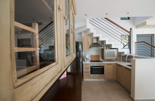 Agios Nikitas Villa | MILOS BAY VILLAS- LUXURY PRIVATE VILLA ON THE BEACH!