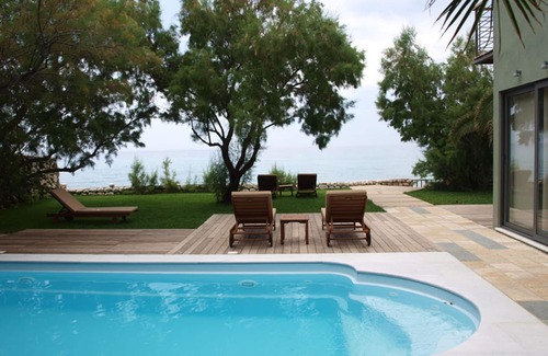 Agios Nikitas Villa | MILOS BAY VILLAS- LUXURY PRIVATE VILLA ON THE BEACH!