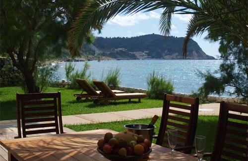 Agios Nikitas Villa | MILOS BAY VILLAS- LUXURY PRIVATE VILLA ON THE BEACH!