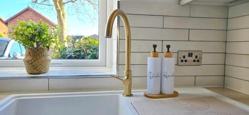 Milton Keynes Apartment | Milton Keynes 3BR Stylish Home, Sleeps 5, Families, Free Parking