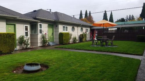 Oak Grove Hotel | Milwaukie Inn Portland South