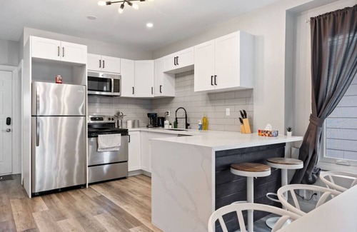 Bridgeview House | Min to DT/USA - Luxurious House - 4bed-2bath