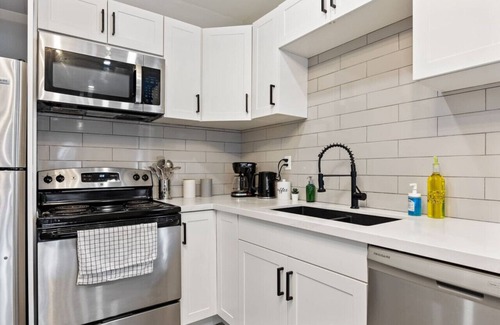 Bridgeview House | Min to DT/USA - Luxurious House - 4bed-2bath