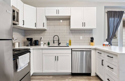 Bridgeview House | Min to DT/USA - Luxurious House - 4bed-2bath