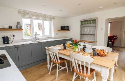 Llanerfyl Cottage | MIN Y NANT, pet friendly, character holiday cottage in Llangadfan