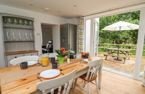 Llanerfyl Cottage | MIN Y NANT, pet friendly, character holiday cottage in Llangadfan