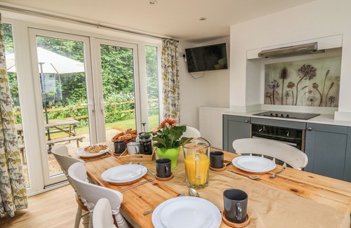 Llanerfyl Cottage | MIN Y NANT, pet friendly, character holiday cottage in Llangadfan