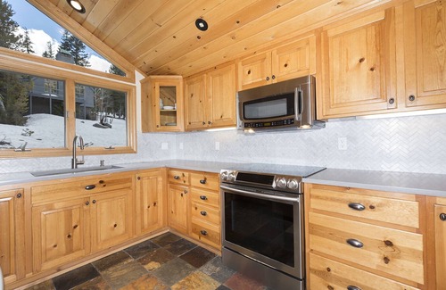 Alpine Meadows House | Mineral Springs By Tahoe Getaways w/Hot tub & Ski Shuttle in Alpine Meadows