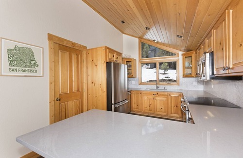 Alpine Meadows House | Mineral Springs By Tahoe Getaways w/Hot tub & Ski Shuttle in Alpine Meadows