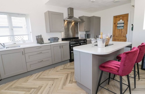 Trearddur Bay House | MINERVA, pet friendly, with hot tub in Trearddur Bay