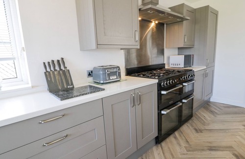 Trearddur Bay House | MINERVA, pet friendly, with hot tub in Trearddur Bay