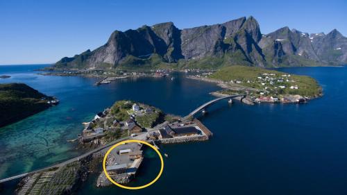 Hamnøya Apartment | Mini Apartment Sakrisøy