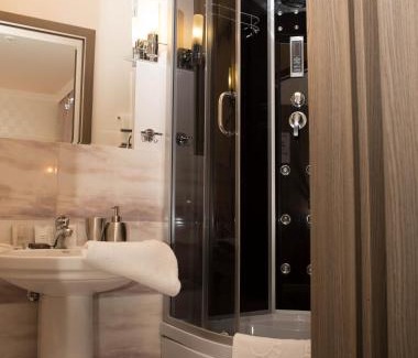 Shevchenkivs'kyi District Hotel | Mini ELEGANT