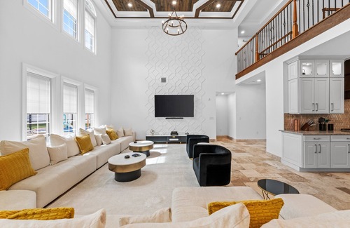 Windsor Hills House | Mini Golf, Splash Pad, Indoor Playground, Movie Theatre & Summer Kitchen