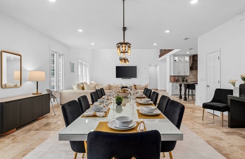 Windsor Hills House | Mini Golf, Splash Pad, Indoor Playground, Movie Theatre & Summer Kitchen