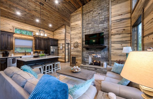 Broken Bow Cabin | Mini Marshmallow - Farmhouse Honeymoon Couple's Cabin on Sunrise Ridge