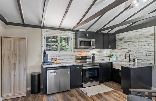 Divide Cabin | Mini Mountain Retreat surrounded by Trees in enchanting Divide with WiFi