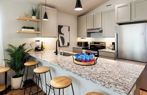 Lubbock House | Mini Oasis—Hot tub Fire Pit Bar+Lounge