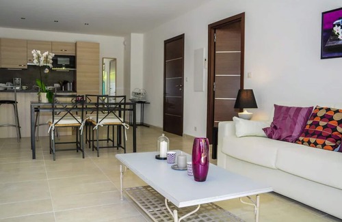 Sainte-Maxime Cottage | Mini-villa of 52 m² for 2-4 people with pool and spa, close to the beach