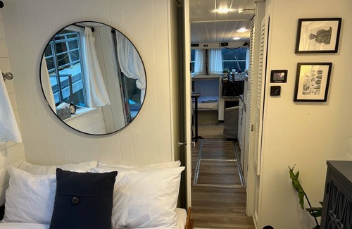 Port Moody Boat Rental | Mini-yacht w. rooftop fire lounge