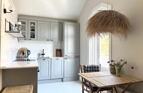 Hanko Apartment | Miniluksus loma-asunto & parveke puuvillassa HUVILAPUISTOSSA