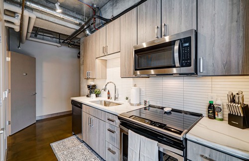 Warehouse District Apartment | MINNeSTAY* Sable 401 Studio | Target Field
