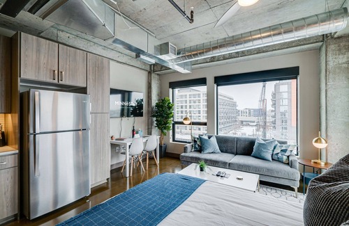 Warehouse District Apartment | MINNeSTAY* Sable 401 Studio | Target Field