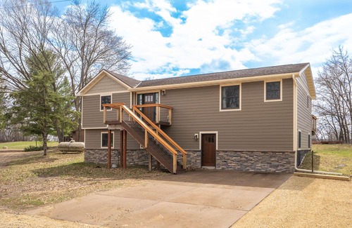 Somerset House | MINNeSTAY* Somerset River Retreat