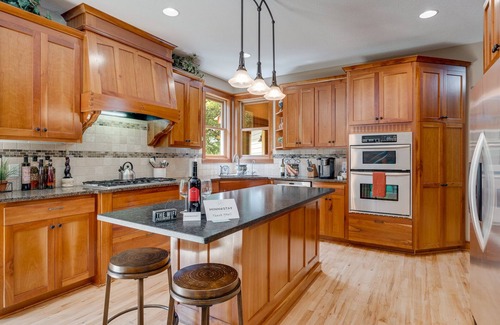 Shakopee House | MINNeSTAY* Woodhaven Retreat | Valentine's Day