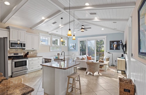 Holmes Beach House | Minnie Cottage- Beautiful 3 bedroom heated pool/spa and short walk to the beach